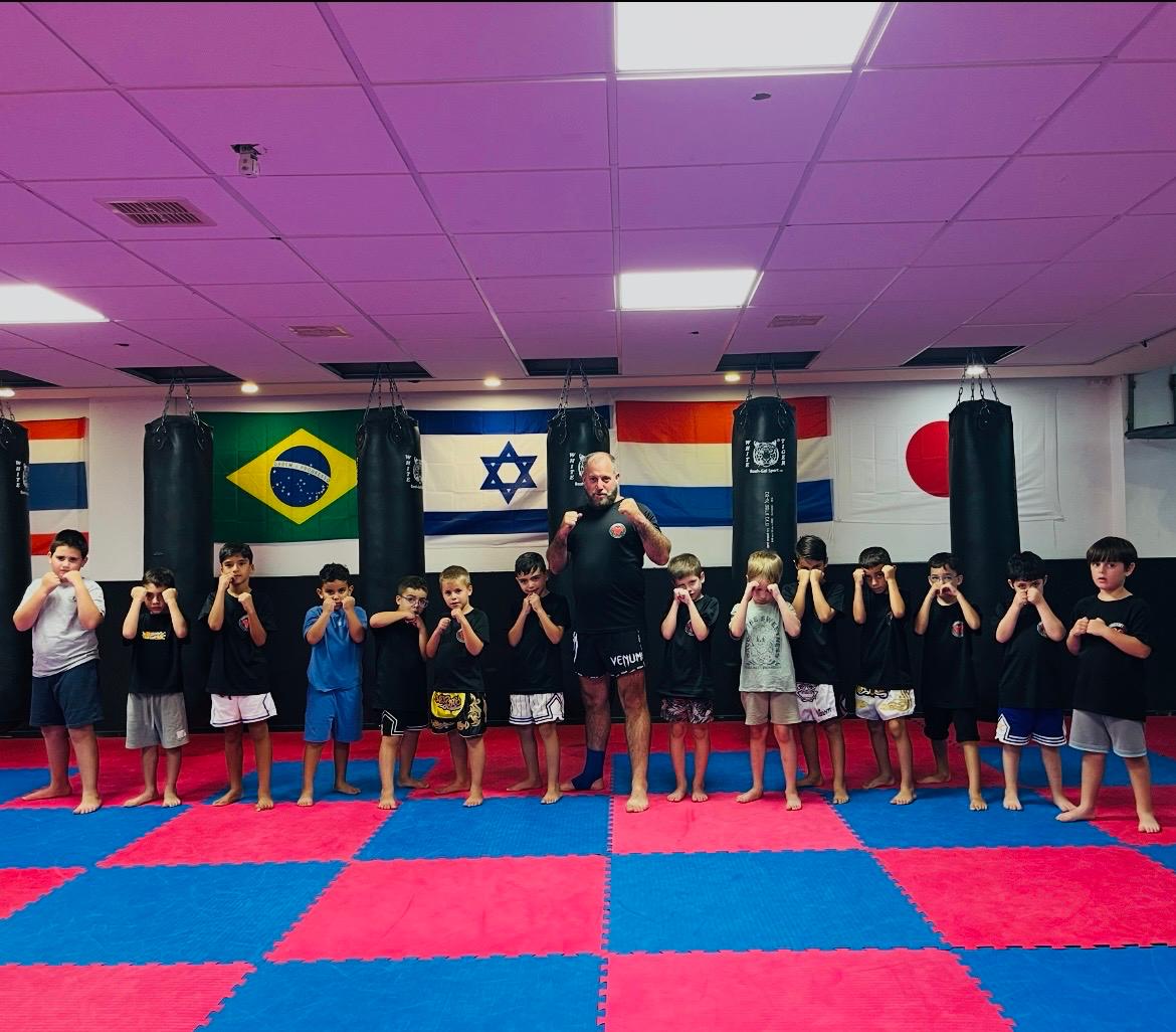 קבוצת ילדים באימון איגרוף תאילנדי בראשון לציון עם ברק וינשטיין