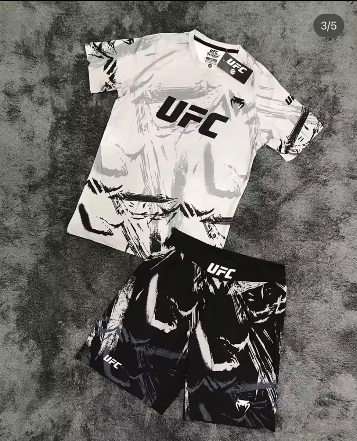 סט UFC: חולצה לבנה ומכנסיים שחורים